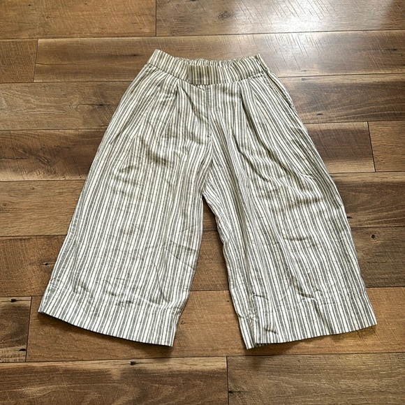 GAP Pants - GAP cropped striped pants - size 6
